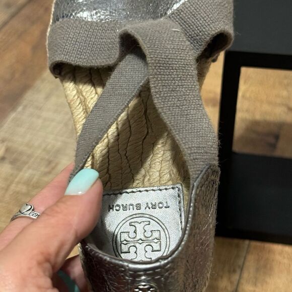TORY BURCH Silver Leather Espadrille Sandals Sz 5.5 Elastic Gray Crossed Straps - Picture 6 of 13